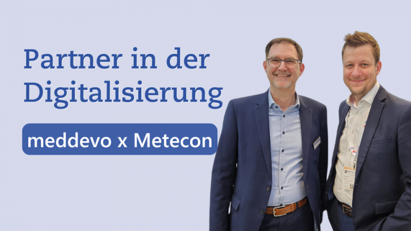 Metecon-CEO Alexander Fink (links) und meddevo-CEO Michael M. Kania stehen nebeneinander und präsentieren ihre Partnerschaft für digitale Technische Dokumentation.