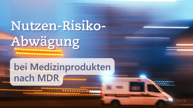 Unscharfe Aufnahme eines fahrenden Rettungswagens bei Nacht mit Lichtspuren, Symbol für dynamische Risiko- und Nutzenbewertung