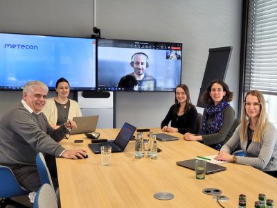 Metecon-Dozent Dr. Philippe Thiel mit unseren Trainees 2023: Stefanie Knoll, Hazem Alhamwey, Nadine Weisert und Dr. Nadine Ritterskamp. Wer sein Wissen in einem bestimmten Bereich vertiefen will, kann ebenfalls jederzeit teilnehmen, wie hier Kathrin Preiß.