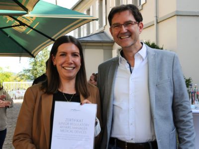 Dr. Caroline Arnold completed the Metecon Trainee Program in 2020 and now heads the Clinical Affairs department. Pictured here with Alexander Fink, founder and CEO of Metecon.